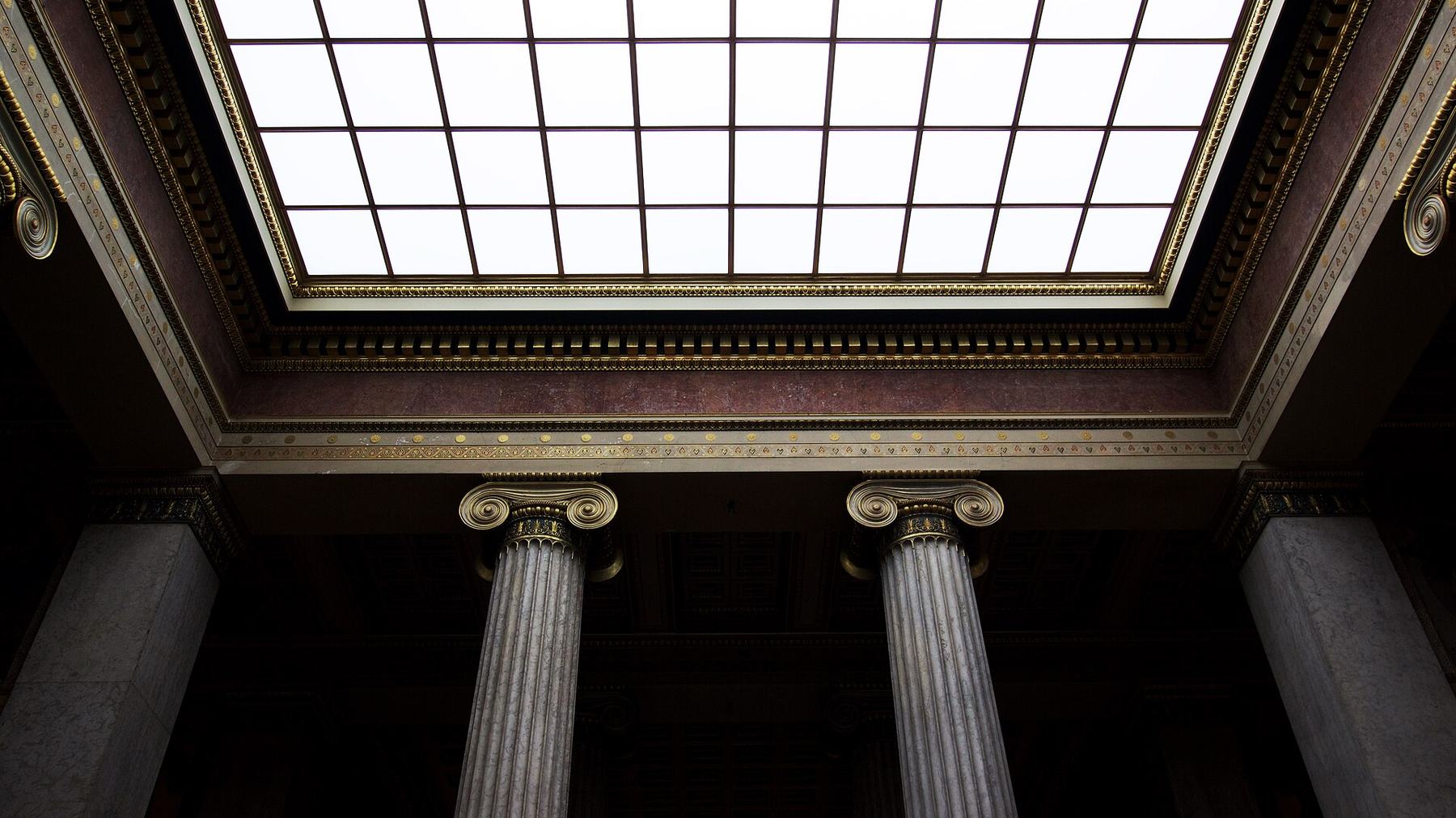 Interior de un edificio institucional con columnas clásicas